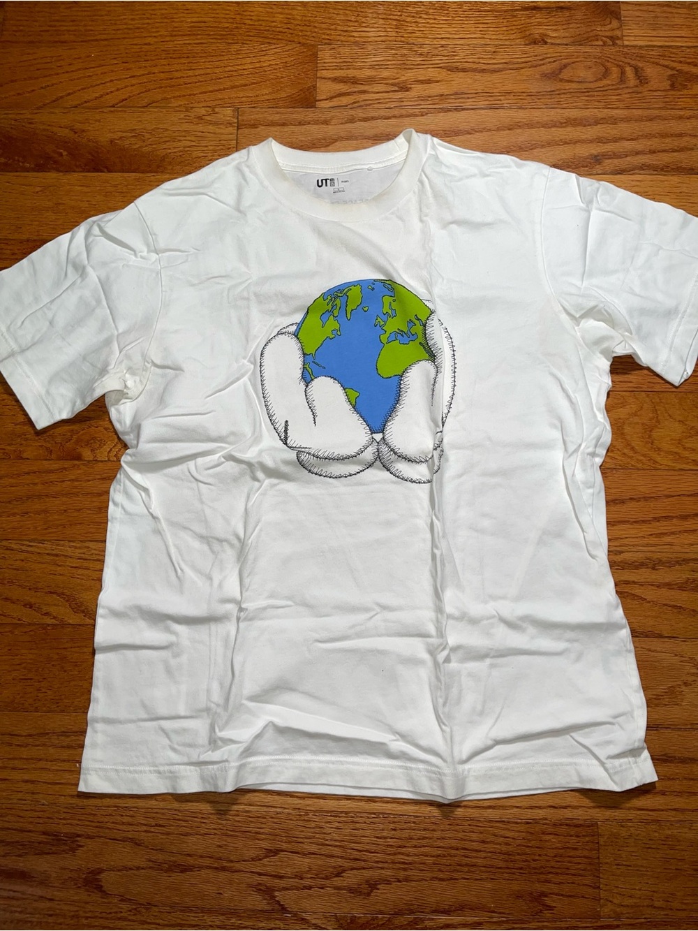 Kaws Uniqlo tshirt size large mens